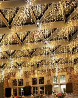 Loft med istaplyskæder med varmt hvidt LED lys.