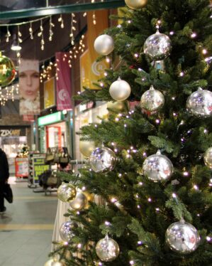 Rudolph juletræ i shoppingcenter med sølv og guld julekugler og LED lyskæder.