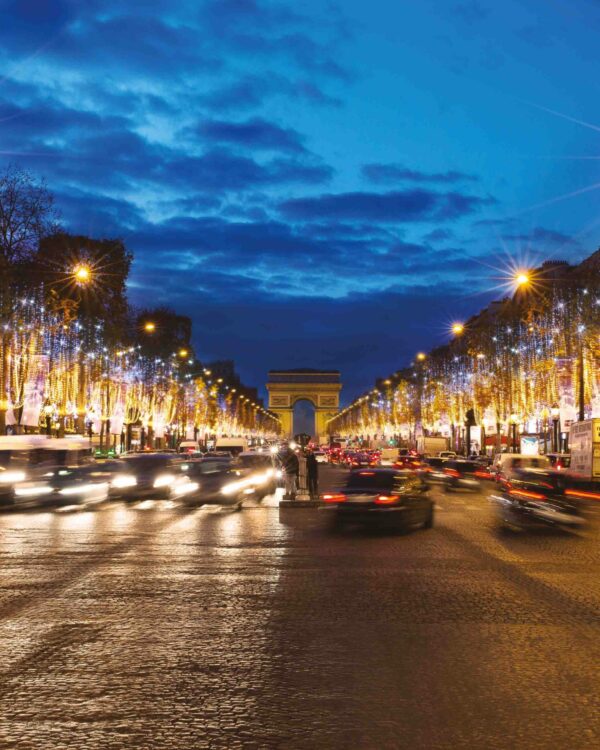Champs-Elysees med lys på træerne.