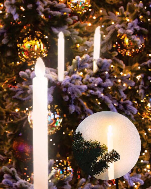 Juletræ med lyskæder med kunstige LED stearinlys på en lyskæde.