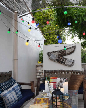 Sommerstemning på terrasse med multifarvede lyskæder med store LED pærer.