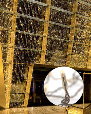 Stort indendørs glasparti beklædt med lysgardiner med LED lys beregnet til indendørs brug.