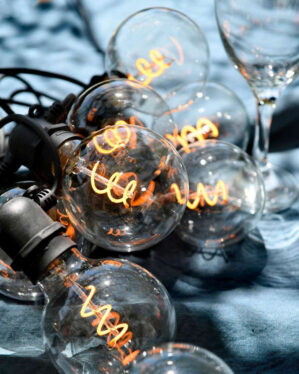 Lyskæde med store LED pærer der ligner glødepærer.