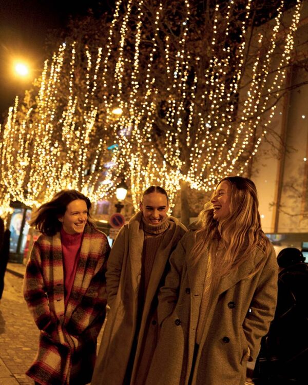 Lyskæder på træerne på champselysees.
