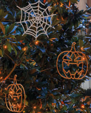 Træ med halloweenudsmykning.