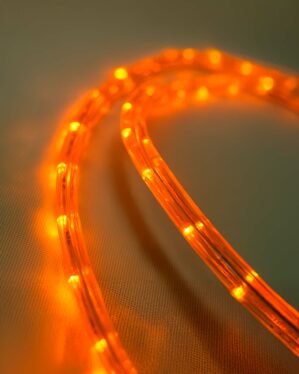 Nærbillede af fleksibel orange LED-ropelight med stærk glød, ideel til udendørs brug og dekorative lysinstallationer med høj synlighed og holdbarhed.