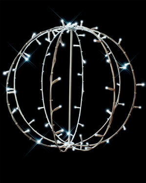 Lysende hvid kugleformet juledekoration med LED-lys i et åbent design, der svæver elegant mod en sort baggrund og spreder vinterlig stemning.