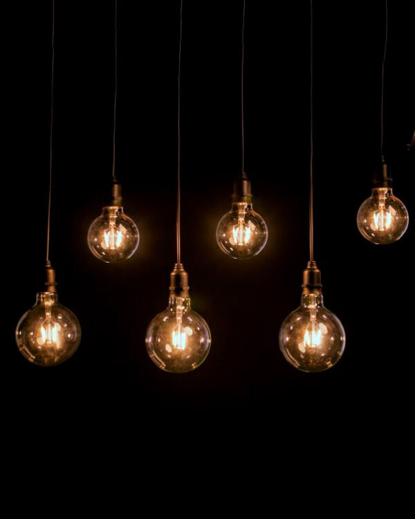 Store festoon lyskæde med LED pære med sort baggrund.
