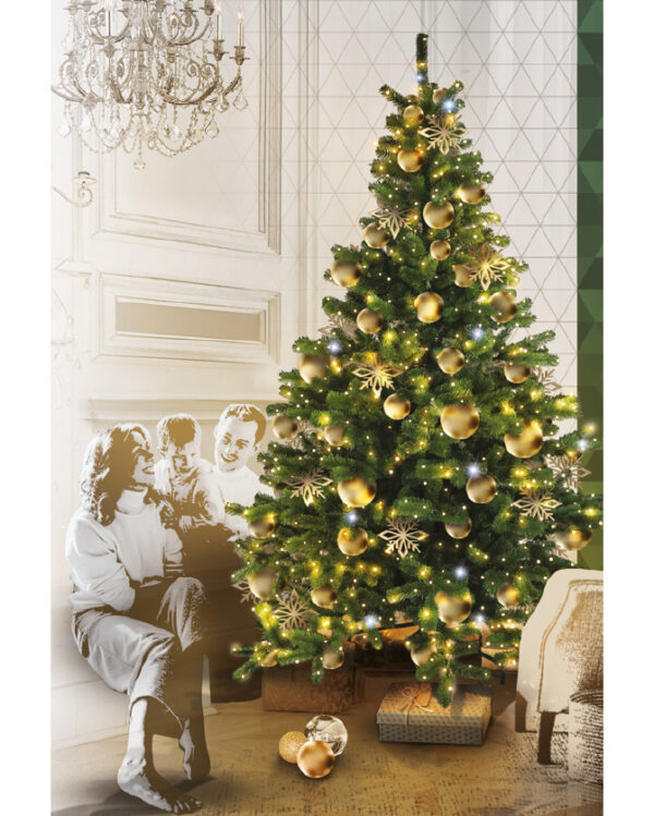 Elegant pyntet kunstigt juletræ med gyldne kugler og lys, omgivet af gaver og vintage-inspireret illustration af familie i hyggeligt, klassisk indendørsmiljø.