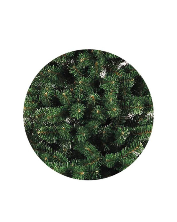 Nærbillede af tætte mørkegrønne grangrene på kunstigt juletræ, vist i cirkulært udsnit mod hvid baggrund for at fremhæve nålenes struktur.