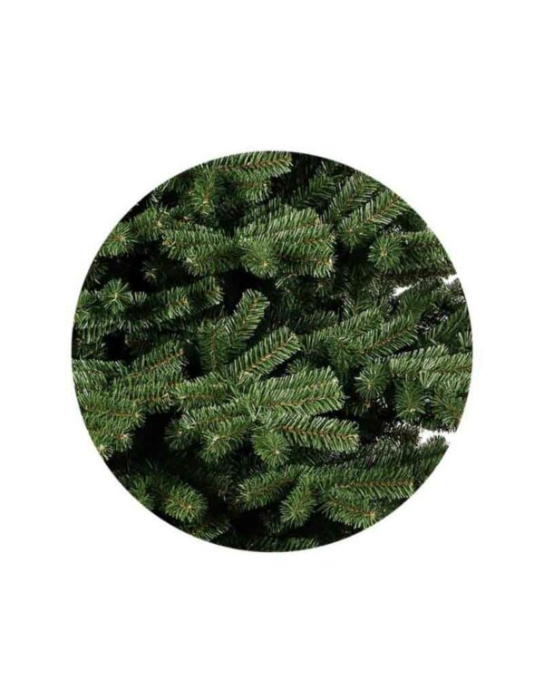 Nærbillede af PVC grene på et eksklusivt kunstigt juletræ.