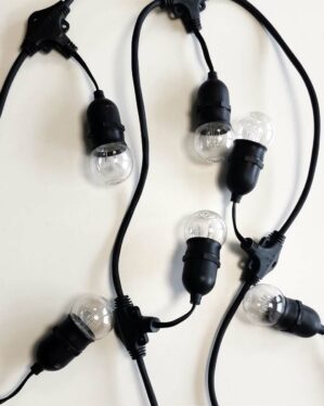 Party festoon lyskæde med sorte ledning og E27 fatninger og klare LED-pærer. Velegnet til både indendørs og udendørs dekoration ved arrangementer, terrasser, caféer og stemningsbelysning året rundt.