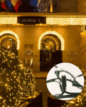 Hotel George V's indgang stråler med buede porte og træer dækket af lys - luksus og elegance i hjertet af natten.