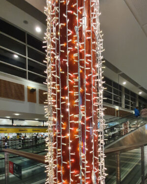 Stolpe i shoppingcenter med LED lys med hvid ledning.
