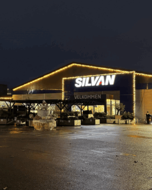 Silvan med julelys fra jadalight i form af intenz lyskæder med varm hvid LED.
