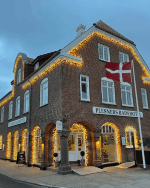 Plesners badehotel med jada intenz julebelysning på facaden.