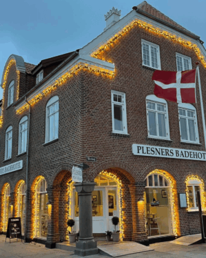 Plesners badehotel med jada intenz julebelysning på facaden.