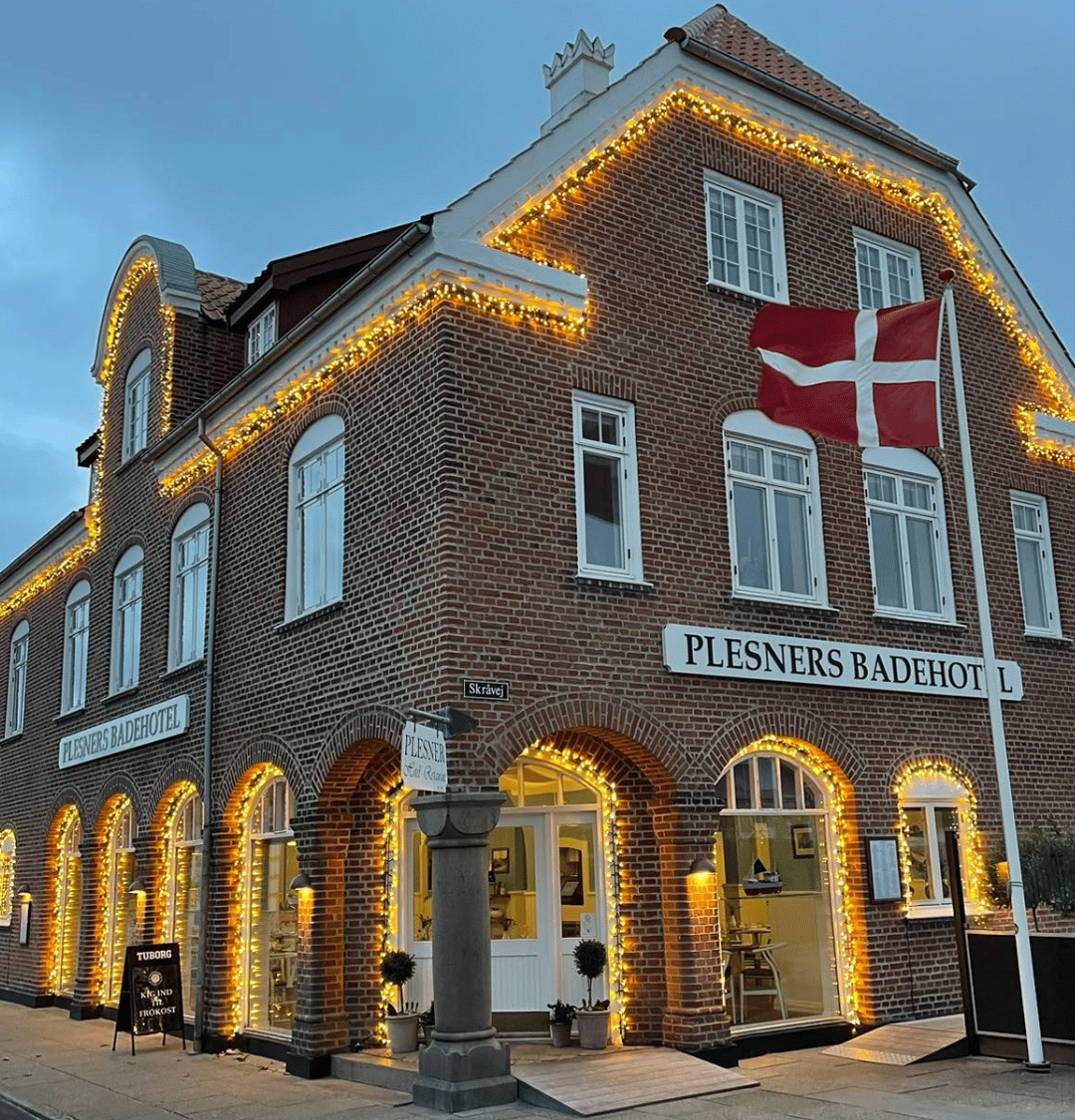 Plesners badehotel med jada intenz julebelysning på facaden.