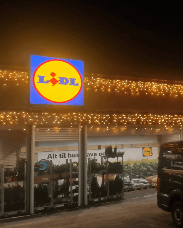 Lidl butik med julelys udenfor bestående af fine LED lyskæder med istapper.