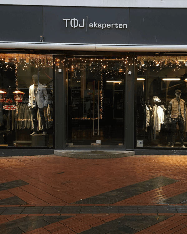 Tøjeksperten butik med istaplyskæder som julebelysning i vinteren.