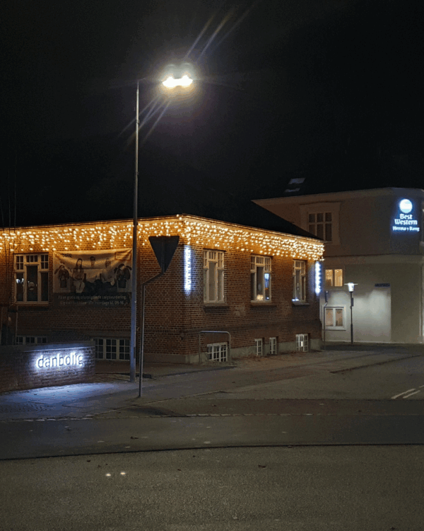 Istappelyslyskæder på danbolig bygning lyser op i mørket.