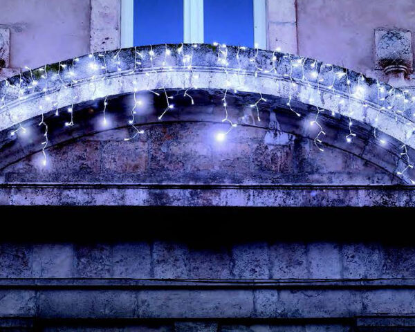 Istap-lyskæder i kold hvid LED monteret langs en buet facade. Skaber en elegant, frostklar stemning ideel til vinterudsmykning i både private og offentlige rum.