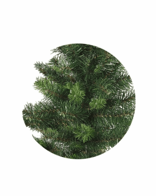 Nærbillede af PVC grenene på et mini kunstigt juletræ.
