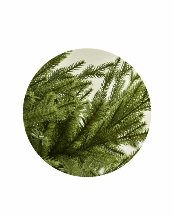 Nærbillede af Alaska juletræ med grene af PE og PVC.