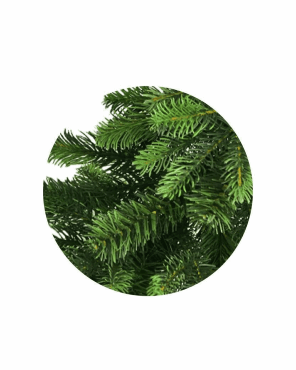 Nærbillede af tætte plastikgrene på kunstigt juletræ.