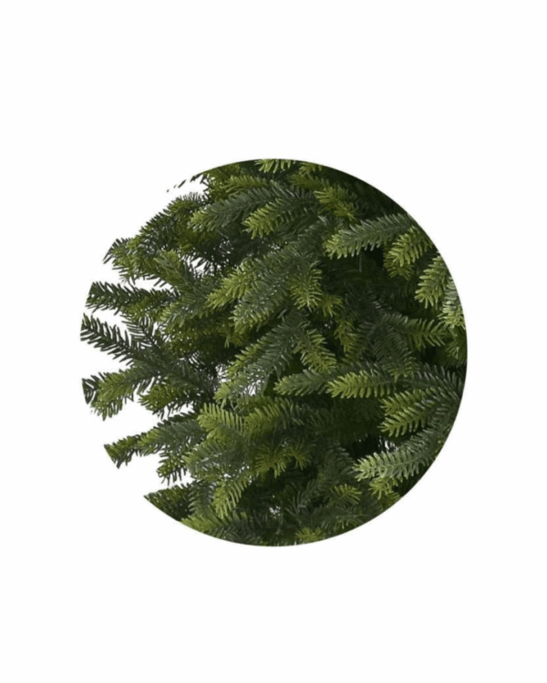 Nærbillede af PE og PVC grene på et kunstigt juletræ.