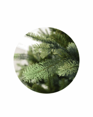 Nærbillede af kunstigt juletræ med naturtro grene i pe og pvc mix.