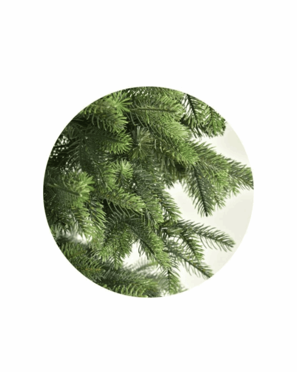 Nærbillede af grenene på et kunstigt oregon juletræ med grene i PE og PVC mix.