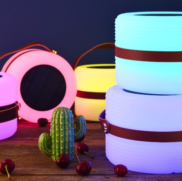 Lille transportabel rgb lampe der vises i forskellige farver.