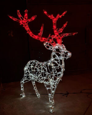 Lysende kronhjort juledekoration med røde gevirer og hvid krop, fremstillet af LED-lys, står mod mørk baggrund og skaber festlig stemning i vintermånederne.