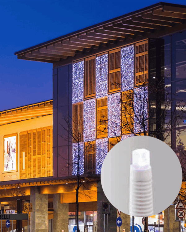 Stor facade med LED lysgardiner med LED pære i forgrunden.