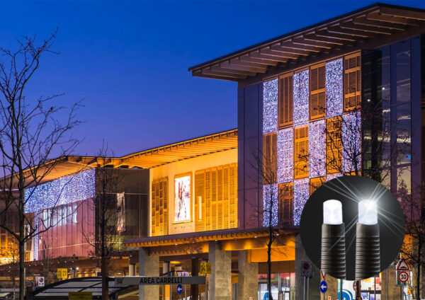 Lysgardin på stor facade med nærbillede af LED lys med kold hvid farve.
