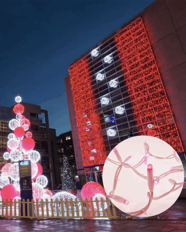 Røde lysgardin lyskæder på en stor bygningsfacade som julebelysning.