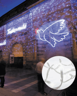 LED lysgardin lyskæde på en bygning med pære der lyser koldt hvidt og blinker langsomt med slowglow effekt.