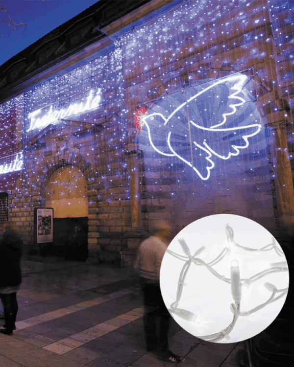 LED lysgardin lyskæde på en bygning med pære der lyser koldt hvidt og blinker langsomt med slowglow effekt.
