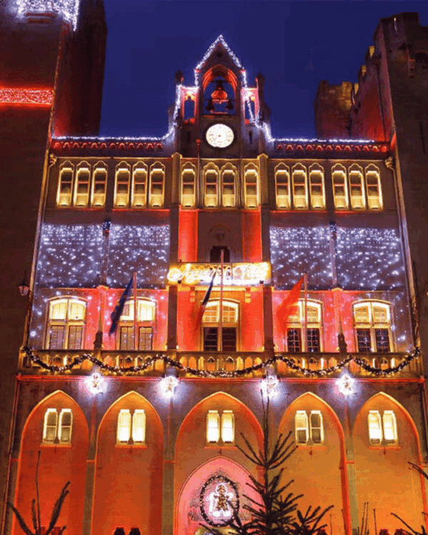 Slotslignende bygning med LED lyskæder med slowglow effekt med koldt hvidt lys og istapper.
