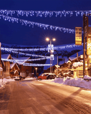 Gade med julelys i over vejen i form af LED lyskæder med istapper der lyder med koldt hvidt lys.