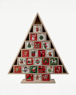 Julekalender i form af et juletræ med 24 små skuffer dekoreret med klassiske julemotiver. Perfekt til nedtælling og hyggelig tradition i december måned.