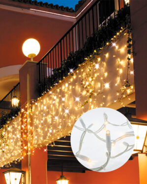 Stemningsfuldt LED-lysgardin med hvidt kabel monteret på altan, skaber et varmt og indbydende udtryk til facader, terrasser og indgangspartier. Ideelt til professionel udendørs julebelysning.