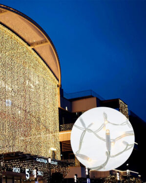 Storslået facade udsmykket med professionelt LED-lysgardin på hvidt kabel, der skaber et imponerende og synligt lysdesign til indkøbscentre, byrum og større udendørs juleinstallationer.
