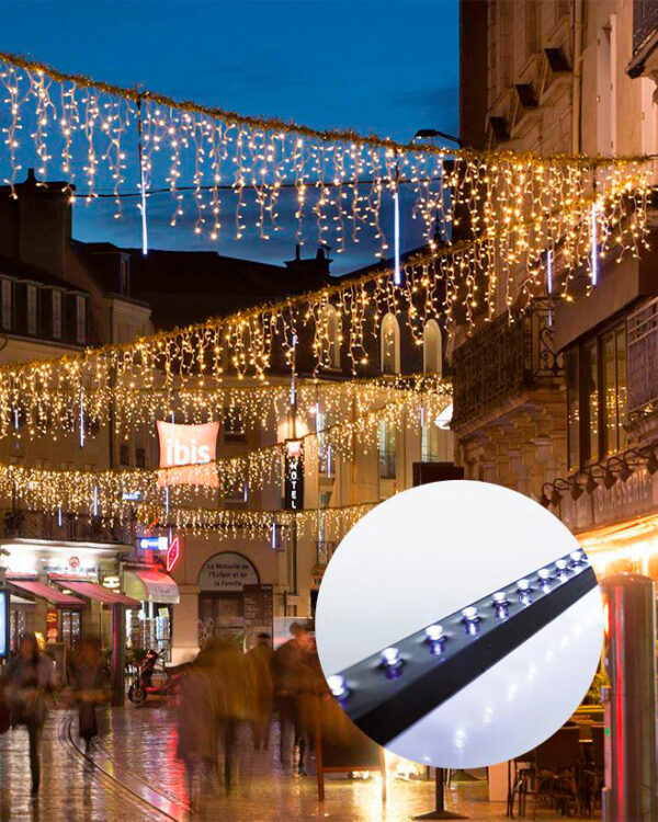 Festlig gadeudsmykning med istap-lyskæder og sneeffekt-LED, der skaber et stemningsfuldt vintermiljø. Perfekt til byrum, butikker og hoteller, hvor professionel julebelysning fremhæver arkitektur.