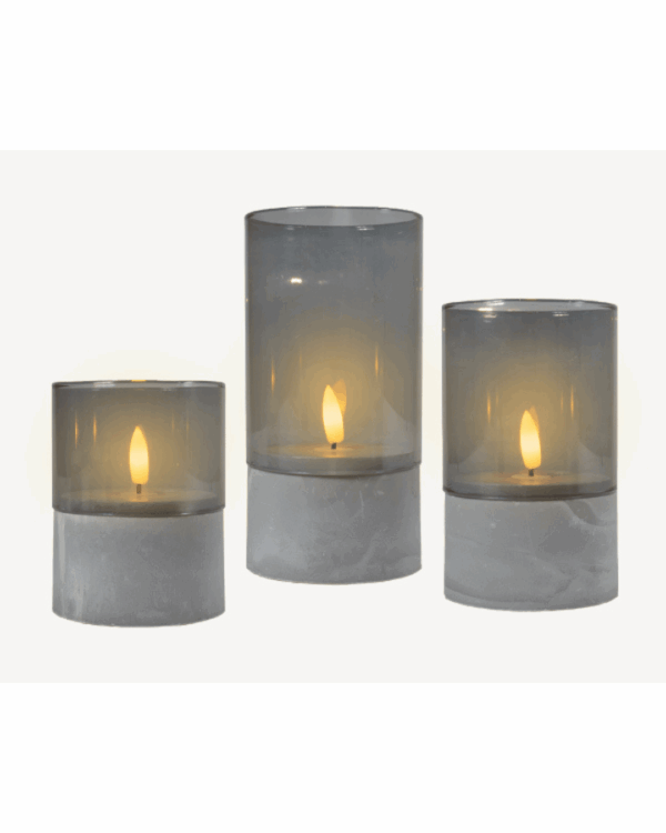 Tre LED lys i forskellige højer med betonlook og glas.
