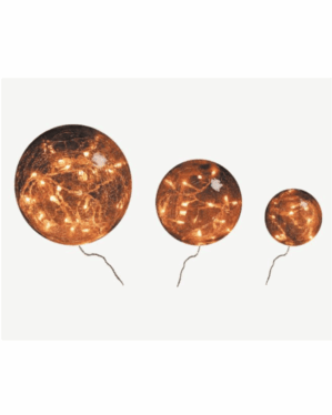 Tre rabfarvede glaskugler med LED lys.