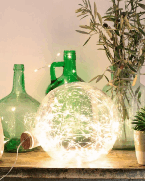Glaskugle med micro LED på et bord