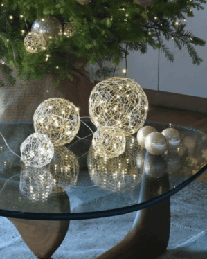 metalkugler med LED lys på et glas sofabord.