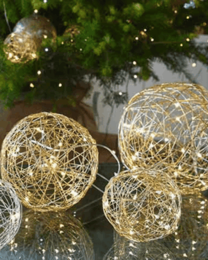 guldfarvede metalkugler med LED lys